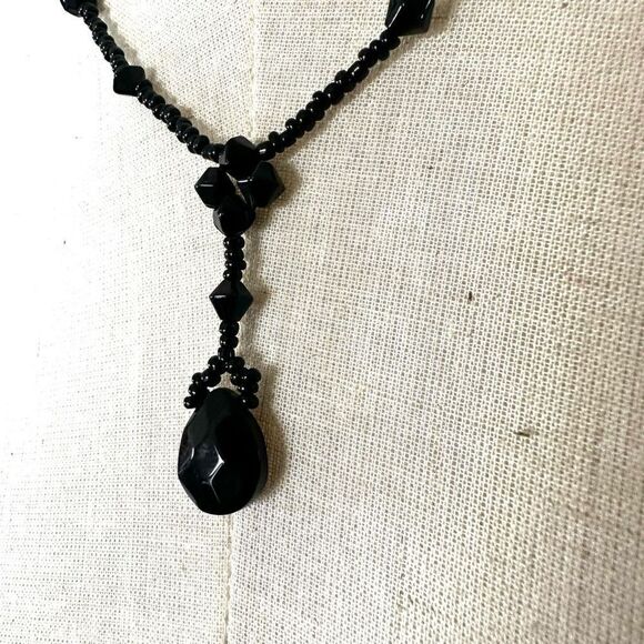 Black beaded teardrop pendant necklace - Picture 2 of 8